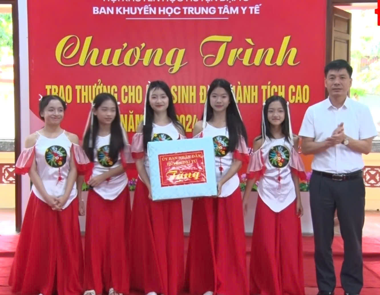 BAN KHUYẾN HỌC TRUNG TÂM Y TẾ HUYỆN ĐẠI TỪ TRAO QUÀ CHO HỌC SINH CÓ THÀNH TÍCH CAO TRONG NĂM 2024-2025